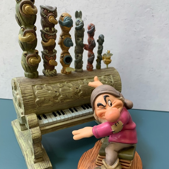 WDCC Snow White and The Seven Dwarfs - Picture 4 of 15